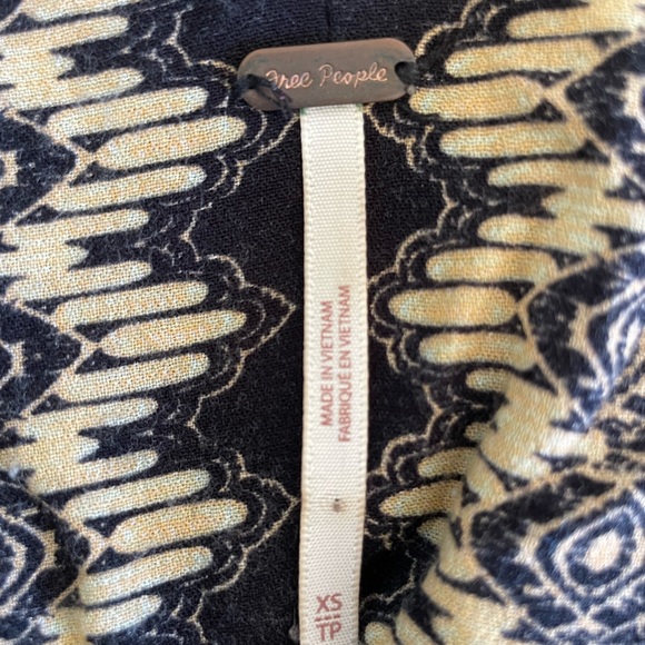 Free People catch me if you can cheetah boho long sleeve v neck size XS - Picture 9 of 9